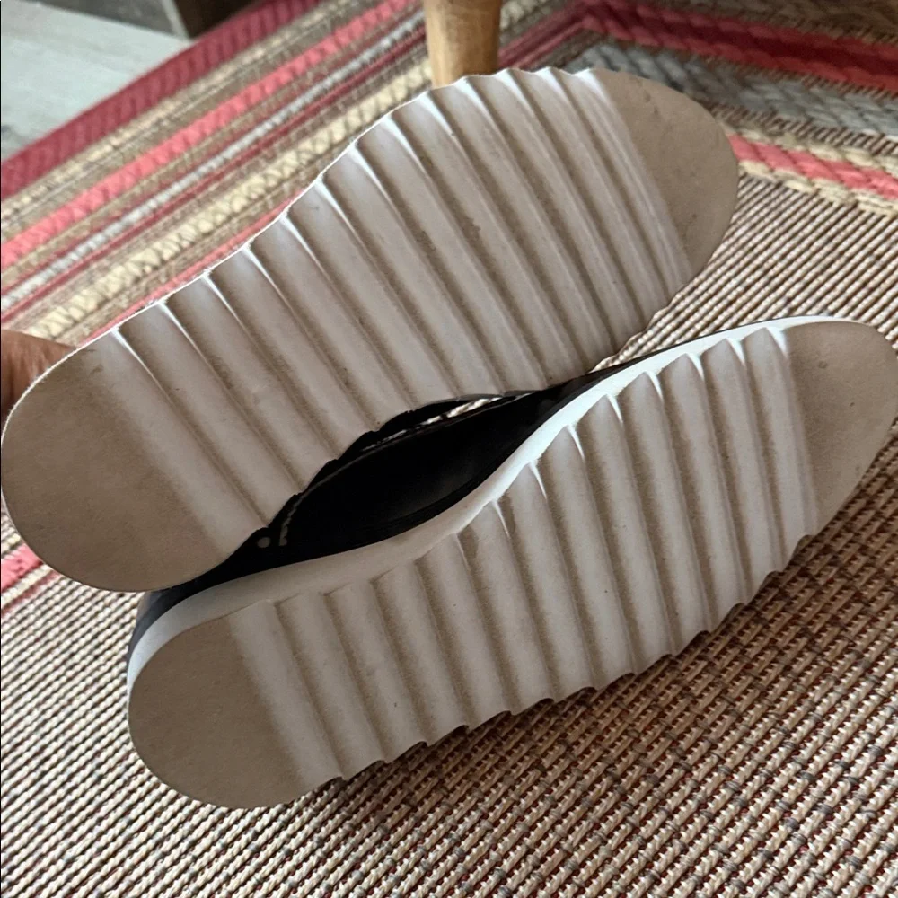 Stylish Black and White Women's Loafers - Picture 10 of 10